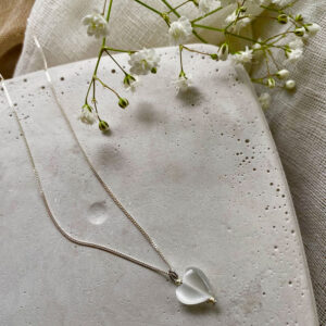 Κολιέ με ημιπολύτιμους λίθους - λευκό μάτι γάτας σε σχήμα καρδιάς