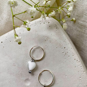 Σκουλαρίκια με ημιπολύτιμους λίθους - λευκό μάτι γάτας σε σχήμα καρδιάς